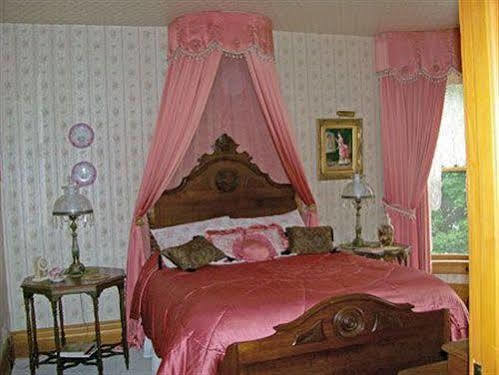 Isadoras Bed And Breakfast West Bend Εξωτερικό φωτογραφία