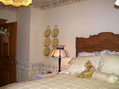 Isadoras Bed And Breakfast West Bend Εξωτερικό φωτογραφία